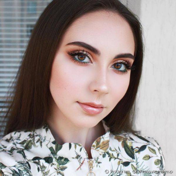 Variar o look marrom com um lápis colorido na linha d'água dos olhos é uma alternativa interessante para variar o visual para o dia (Foto: Instagram @nekrasova_makeup)